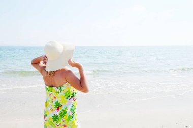 Kumsaldaki güzel genç kadın.