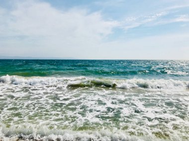 Sahil ve Deniz Parlak Günışığında