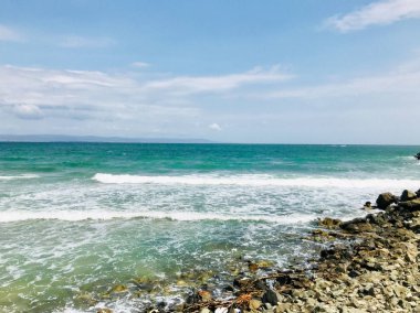 Sahil ve Deniz Parlak Günışığında