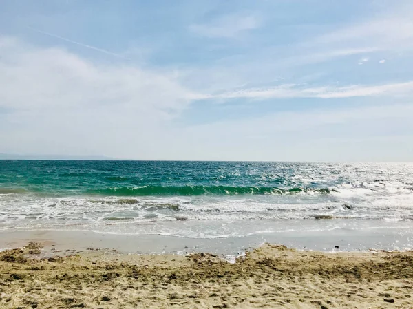 ชายหาดและทะเลในแสงแดดท สดใส — ภาพถ่ายสต็อก
