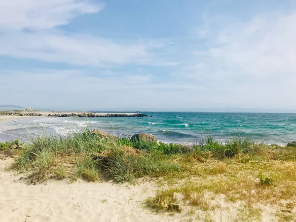 海滩和阳光下的大海 — 图库照片