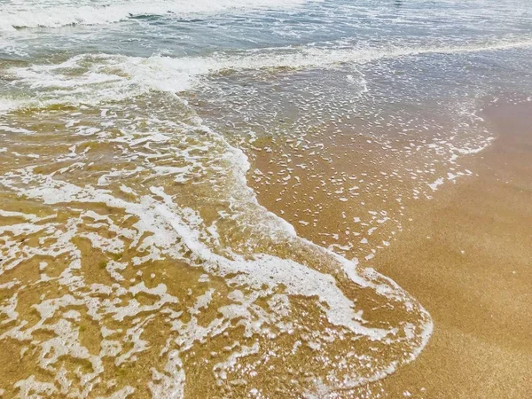 海滩和阳光下的大海 — 图库照片