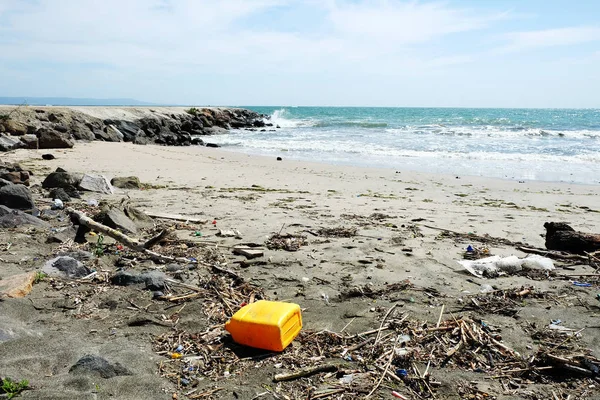 海滩上的垃圾 — 图库照片