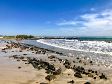 Pomorie, Bulgaristan - 28 Mayıs 2018: Sahilde vakit insanların görünümünü.