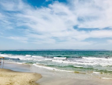 Sahil ve Deniz Parlak Günışığında