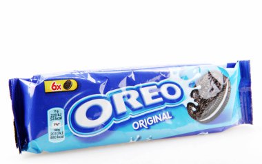 Ahyolu, Bulgaristan - 28 Mayıs 2018: Oreo beyaz arka plan üzerinde izole. Oreo iki çikolata diskler arasında doldurma bir krem ile oluşan bir sandviç çerezidir.
