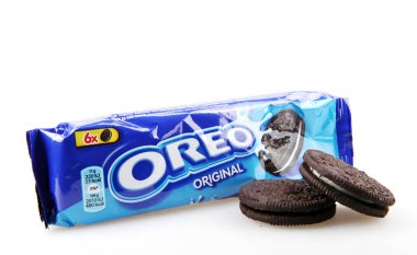 Ahyolu, Bulgaristan - 28 Mayıs 2018: Oreo beyaz arka plan üzerinde izole. Oreo iki çikolata diskler arasında doldurma bir krem ile oluşan bir sandviç çerezidir.