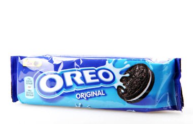 Ahyolu, Bulgaristan - 28 Mayıs 2018: Oreo beyaz arka plan üzerinde izole. Oreo iki çikolata diskler arasında doldurma bir krem ile oluşan bir sandviç çerezidir.