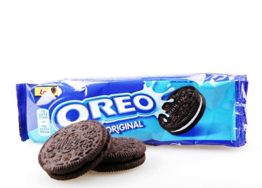Ahyolu, Bulgaristan - 28 Mayıs 2018: Oreo beyaz arka plan üzerinde izole. Oreo iki çikolata diskler arasında doldurma bir krem ile oluşan bir sandviç çerezidir.