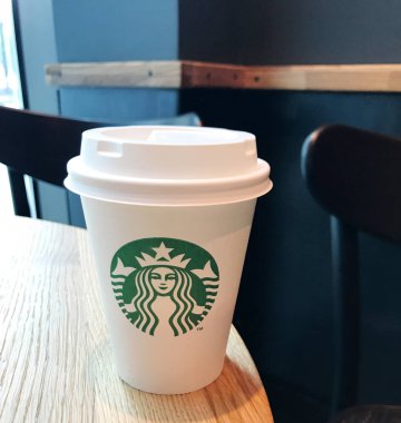 Burgas, Bulgaristan - 29 Mayıs 2018: Starbucks alışveriş merkezi Galleria Burgaz içinde saklayın. Şirket ve kahvehane bir Amerikan kahve zinciri Starbucks kuruluştur.
