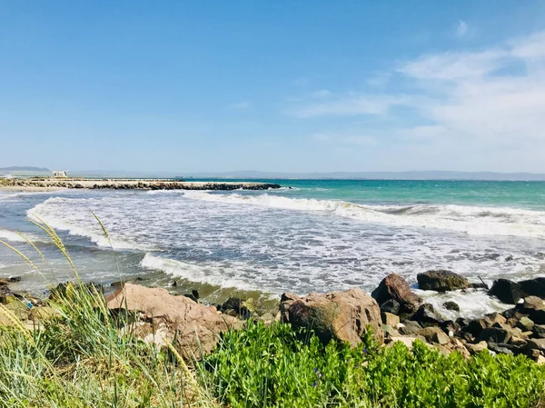 海滩和阳光下的大海 — 图库照片