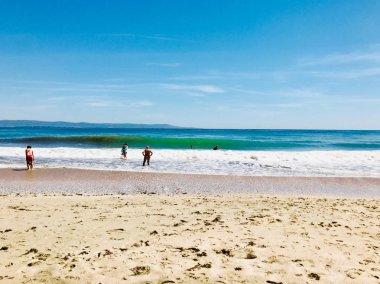 Pomorie, Bulgaristan - 30 Mayıs 2018: Sahilde vakit insanların görünümünü.