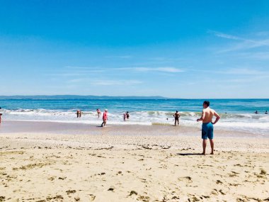 Pomorie, Bulgaristan - 30 Mayıs 2018: Sahilde vakit insanların görünümünü.