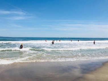 Pomorie, Bulgaristan - 30 Mayıs 2018: Sahilde vakit insanların görünümünü.