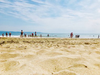 Pomorie, Bulgaristan - 30 Mayıs 2018: Sahilde vakit insanların görünümünü.