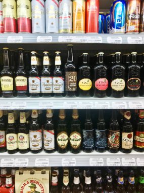 Ahyolu, Bulgaristan - 30 Mayıs 2018: Süpermarkette alkollü ürünler bira standı.