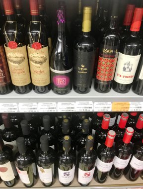 Pomorie, Bulgaristan - 30 Mayıs 2018: Şarap dükkanı, şarap şişeleri.