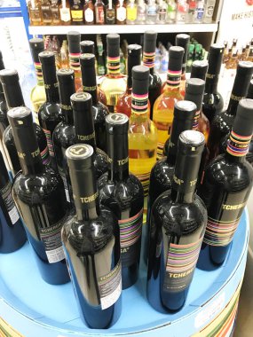 Pomorie, Bulgaristan - 30 Mayıs 2018: Şarap dükkanı, şarap şişeleri.