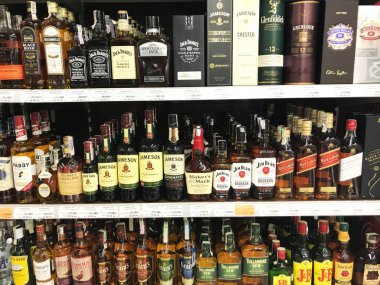 Pomorie, Bulgaristan - 30 Mayıs 2018: Bir süpermarkette alkollü ürünler.