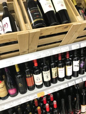 Pomorie, Bulgaristan - 30 Mayıs 2018: Şarap dükkanı, şarap şişeleri.