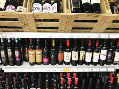 Pomorie, Bulgaristan - 30 Mayıs 2018: Şarap dükkanı, şarap şişeleri.
