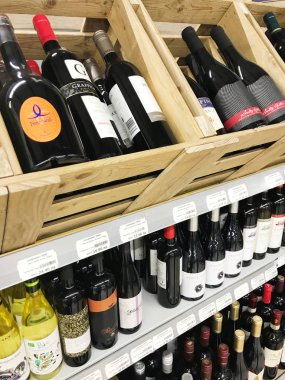 Pomorie, Bulgaristan - 30 Mayıs 2018: Şarap dükkanı, şarap şişeleri.