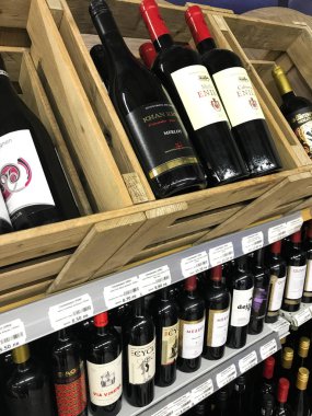 Pomorie, Bulgaristan - 30 Mayıs 2018: Şarap dükkanı, şarap şişeleri.