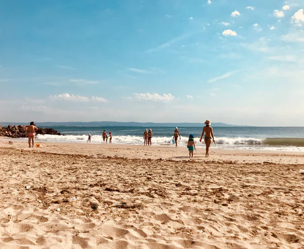 保加利亚 Pomorie 2018年5月30日 人们在海滩上花费时间的看法 — 图库照片