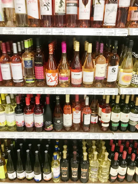 Pomorie Bulgaria Mayo 2018 Botellas Vino Tienda Vinos —  Fotos de Stock