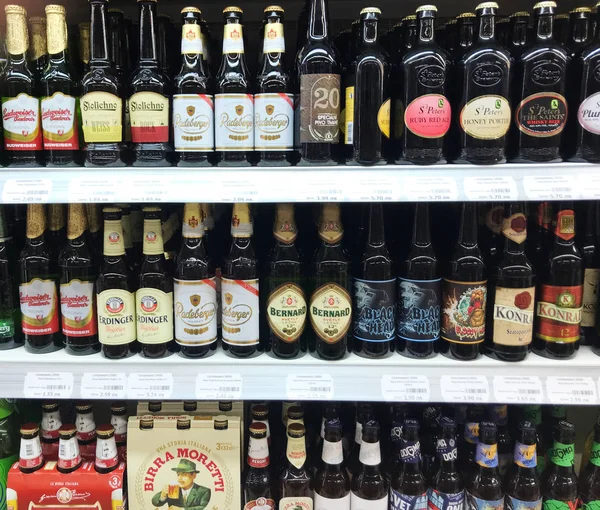 Ahyolu, Bulgaristan - 30 Mayıs 2018: Süpermarkette alkollü ürünler bira standı.