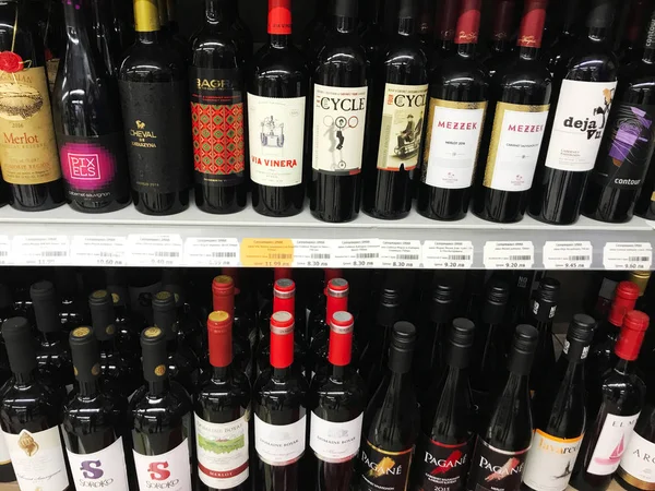 Pomorie Bulgaria Mayo 2018 Botellas Vino Tienda Vinos —  Fotos de Stock