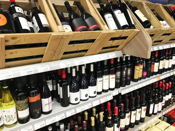 Pomorie Bulgaria Mayo 2018 Botellas Vino Tienda Vinos —  Fotos de Stock