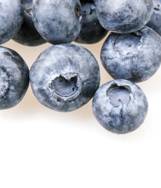 Beyaz arkaplanda yaban mersini izole edilmiş.