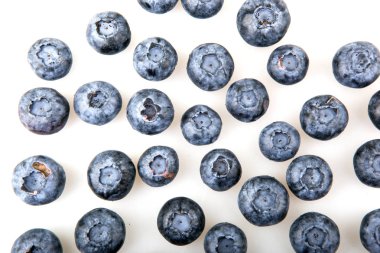 Beyaz arkaplanda yaban mersini izole edilmiş.