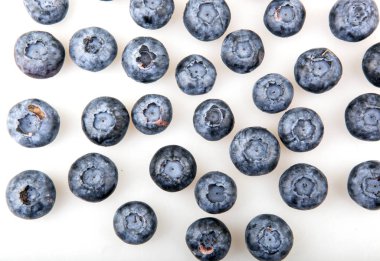 Beyaz arkaplanda yaban mersini izole edilmiş.