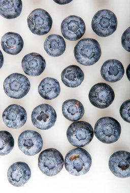 Beyaz arkaplanda yaban mersini izole edilmiş.