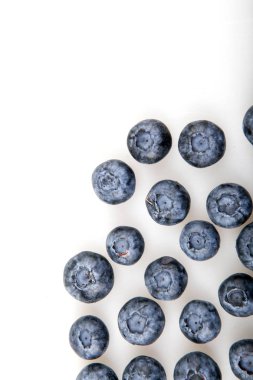 Beyaz arkaplanda yaban mersini izole edilmiş.