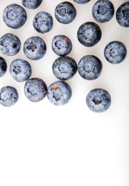 Beyaz arkaplanda yaban mersini izole edilmiş.