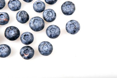 Beyaz arkaplanda yaban mersini izole edilmiş.