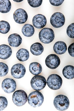 Beyaz arkaplanda yaban mersini izole edilmiş.