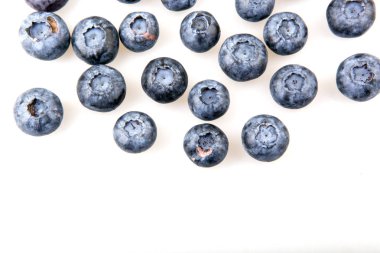 Beyaz arkaplanda yaban mersini izole edilmiş.