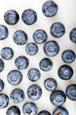 Beyaz arkaplanda yaban mersini izole edilmiş.