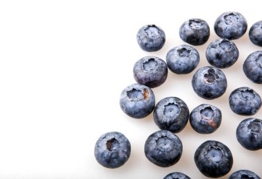 Beyaz arkaplanda yaban mersini izole edilmiş.