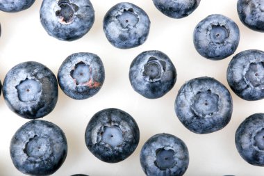 Beyaz arkaplanda yaban mersini izole edilmiş.