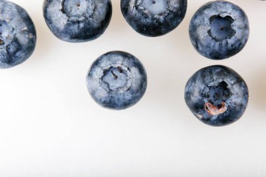 Beyaz arkaplanda yaban mersini izole edilmiş.