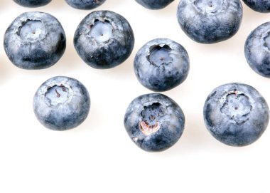 Beyaz arkaplanda yaban mersini izole edilmiş.