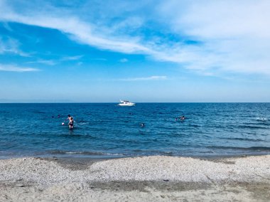 Pomorie, Bulgaristan - 05 Haziran 2018: Sahilde vakit insanların görünümünü.