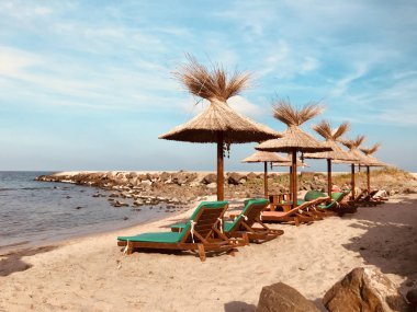 Pomorie, Bulgaristan - 05 Haziran 2018: Sahilde vakit insanların görünümünü.