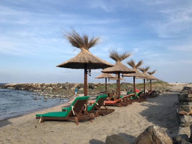 Pomorie, Bulgaristan - 05 Haziran 2018: Sahilde vakit insanların görünümünü.