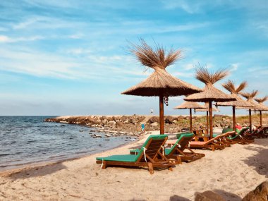 Pomorie, Bulgaristan - 05 Haziran 2018: Sahilde vakit insanların görünümünü.